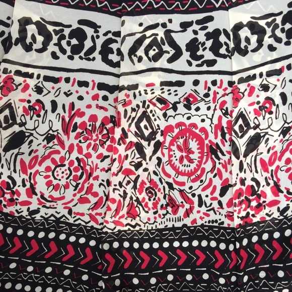 Pleated flowy skirt - Picture 3 of 6